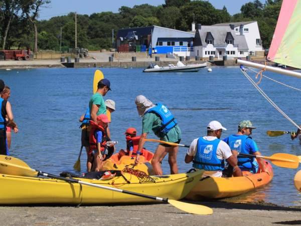 Activités enfants initiation au kayak de mer sur le littoral breton
