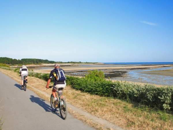 Vélo à la location et parcours le long du littoral breton