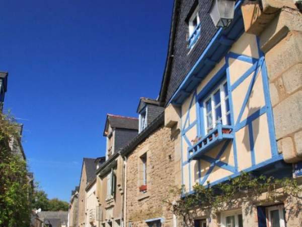Maisons à colombages typiquement bretonnes dans les ruelles de la ville d'Auray
