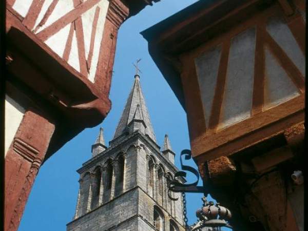Patrimoine religieux tourisme à Vannes, Église et Maisons en pans de bois dans le centre historique