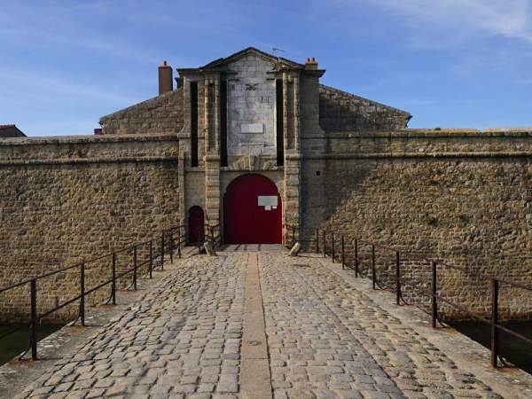 Vue sur les remparts de la citadelle Vauban de Port-Louis rade de Lorient