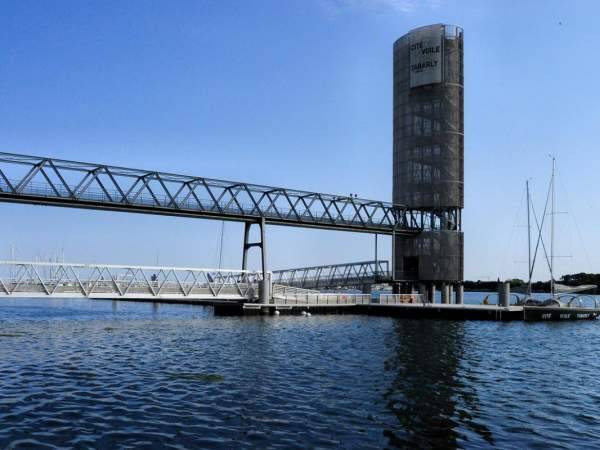 Pont d'accès au musée Cité de la Voile Eric Tabarly à Lorient